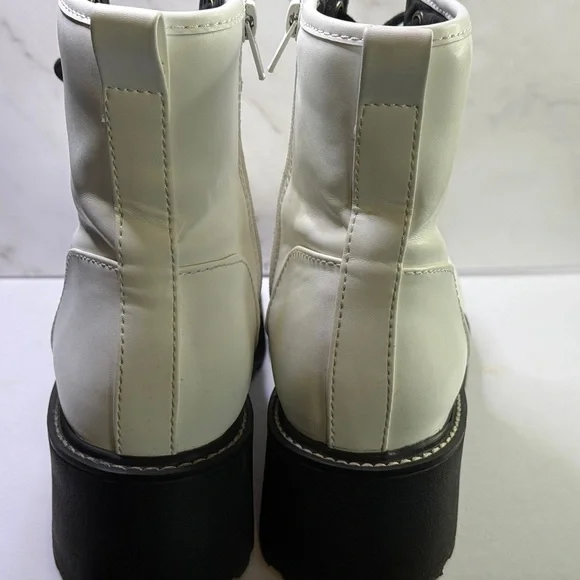 Steve Madden all whit lace up boot with side zipper no marks or scuffs - Picture 2 of 3